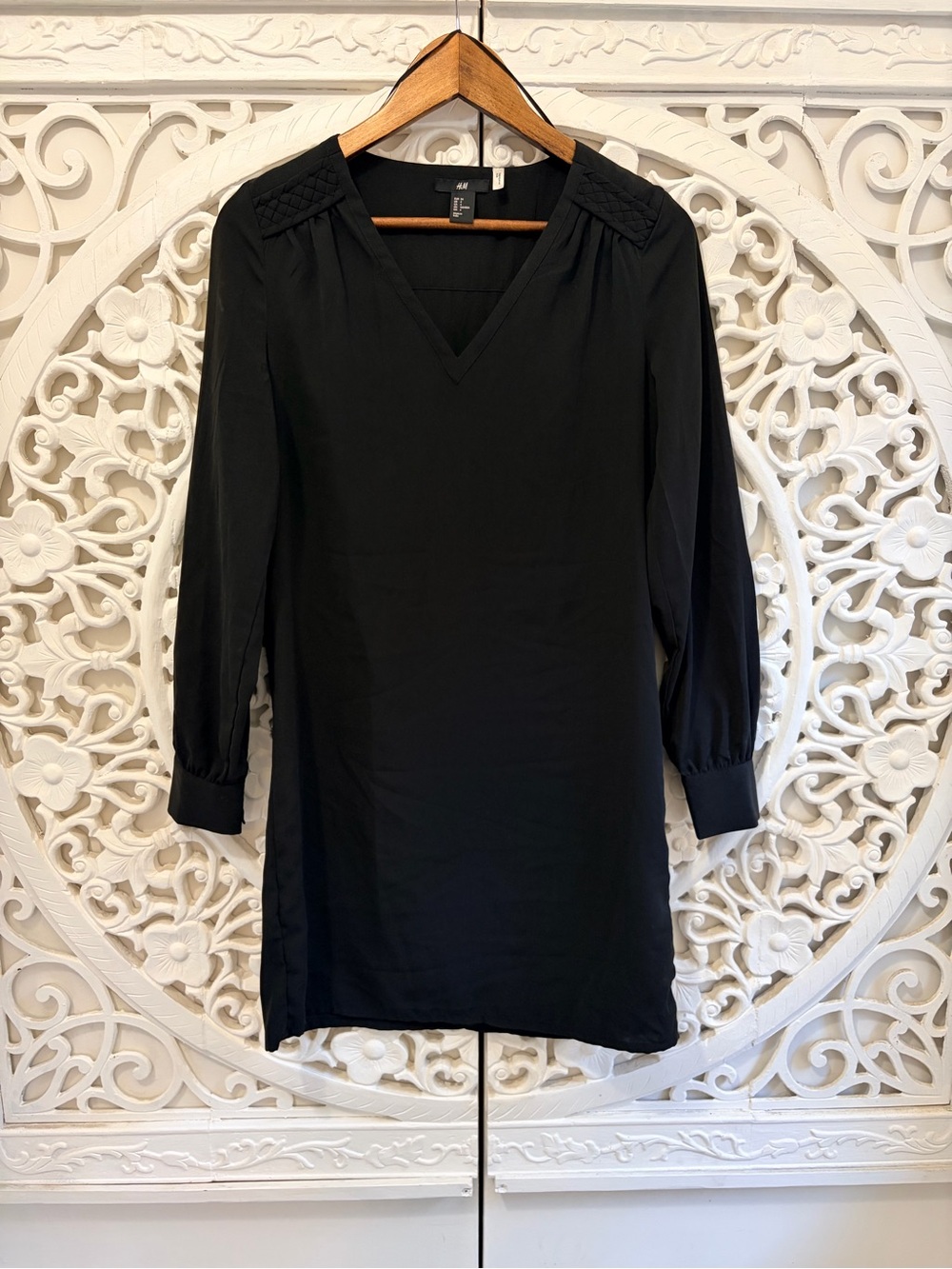 H&M Black V Neck Shift Dress Quilted Shoulder Detail Size 4
